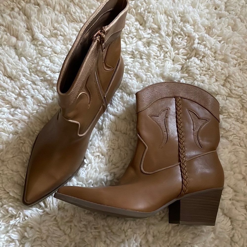 Universal Thread Boots Sz 10 - image 1